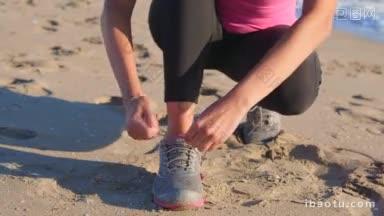 健身运动女孩系鞋带运动鞋前开始慢跑<strong>在</strong>海滩上特写